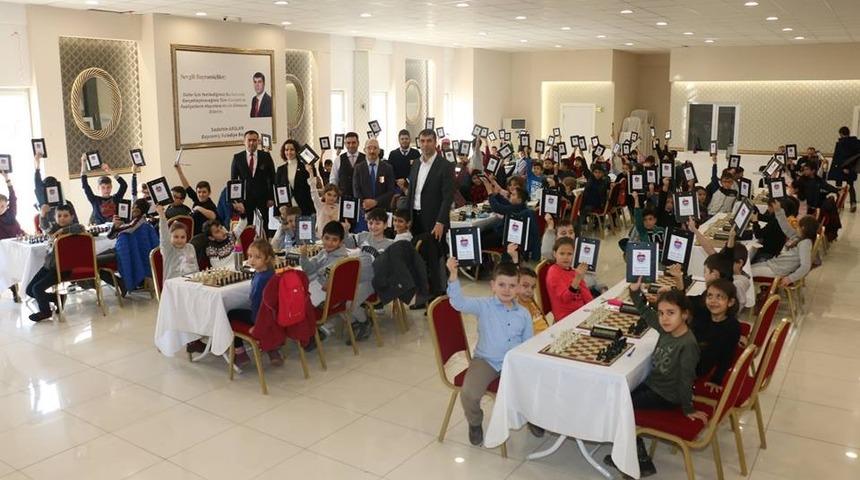 Bayrami&ccedil; Belediyesi Satran&ccedil; Turnuvasına yoğun ilgi