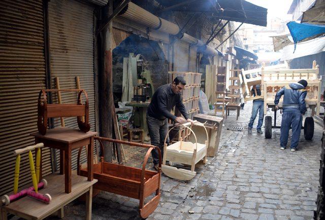 Tahta beşik geleneğini yaşatmaya çalışıyor