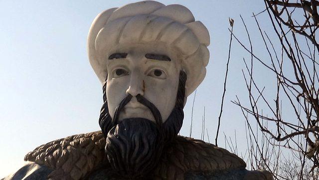 5 Osmanlı padişahının mermer heykelini Çin'de yaptırıp Van'a getirdi