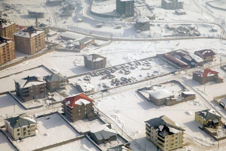 Kar Yüksekova'ya hem çile hem güzellik getirdi  G3