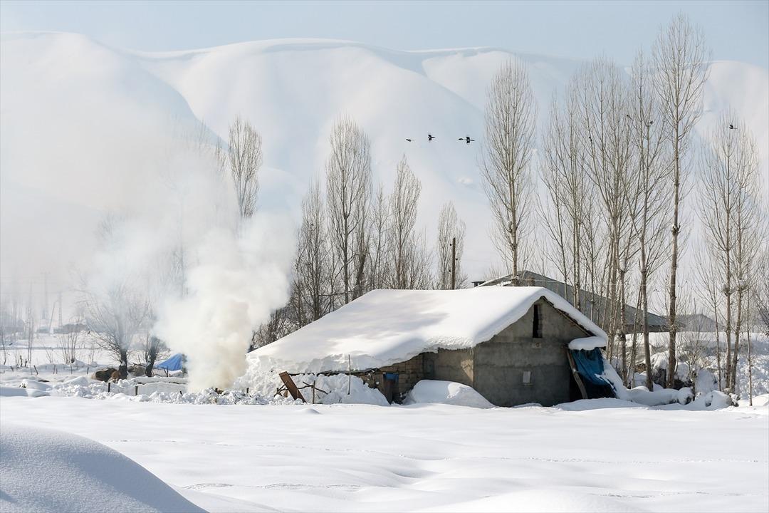 Kar Y&uuml;ksekova'ya hem &ccedil;ile hem g&uuml;zellik getirdi 