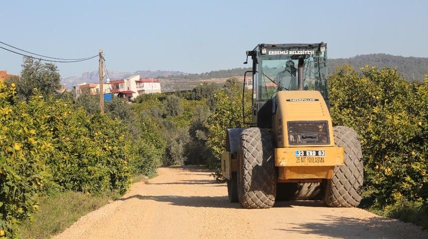 Erdemli&rsquo;de yol yenileme &ccedil;alışmaları s&uuml;r&uuml;yor