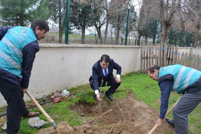 Hükümlüler yarıyıl tatilinde Salihli'deki okulları yeniliyor