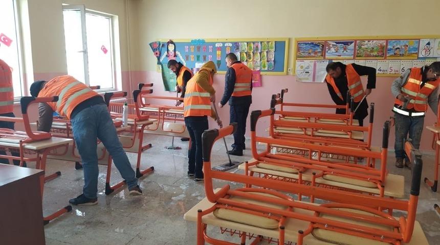 Okullar mahkumlar tarafından boyandı