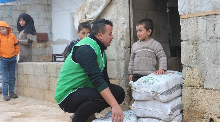 Suriyeli yetim ailelerine yardım