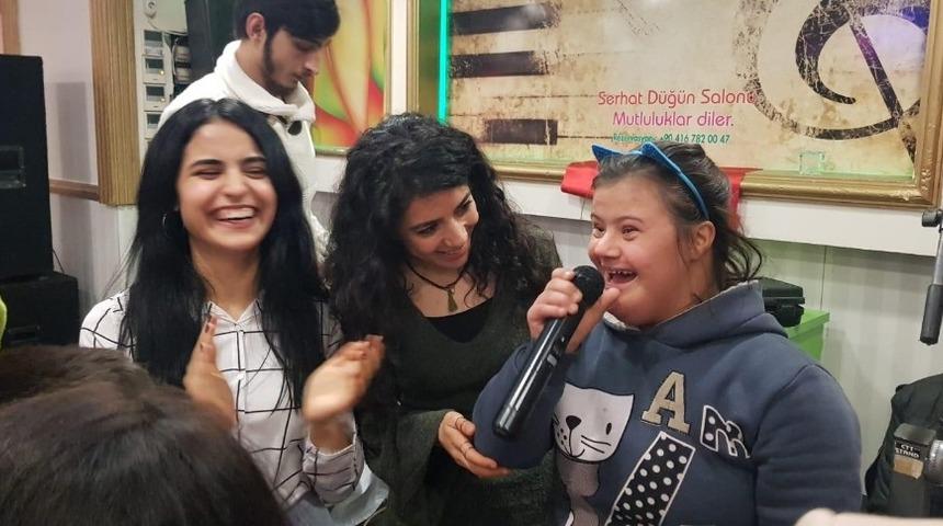 Engelli &ccedil;ocuklar doyasıya eğlendi