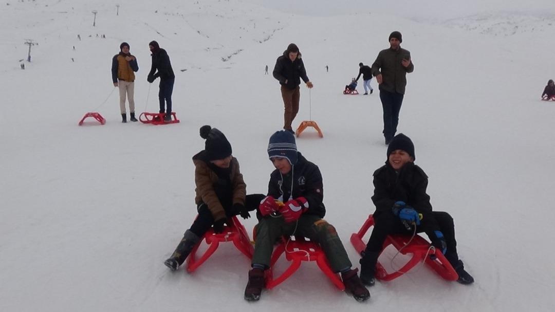 Şehit ve gazi &ccedil;ocuklarının kayak keyfi