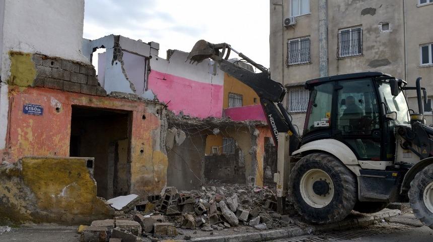 Akdeniz&rsquo;in metruk yapıları yıkılıyor