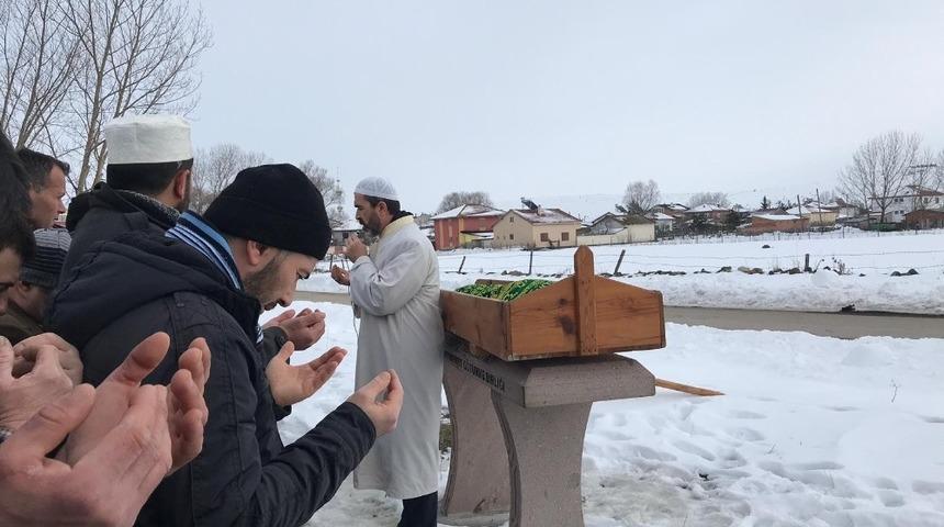 Tatile gittikleri otelin havuzunda boğulan 4 yaşındaki &ccedil;ocuk toprağa verildi