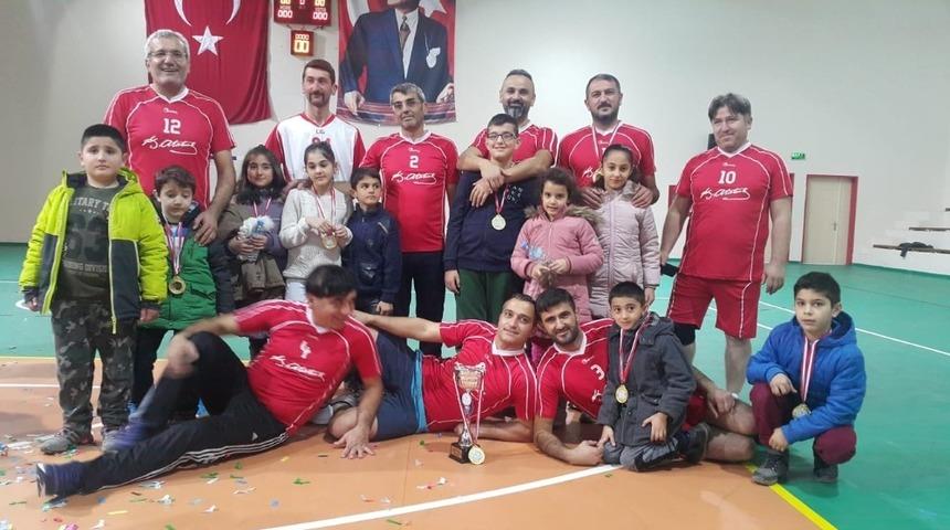 Kaymakamlığın voleybol turnuvasını k&ouml;y takımları kazandı