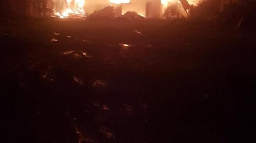 Karasu&rsquo;da tek katlı ev alevlere teslim oldu