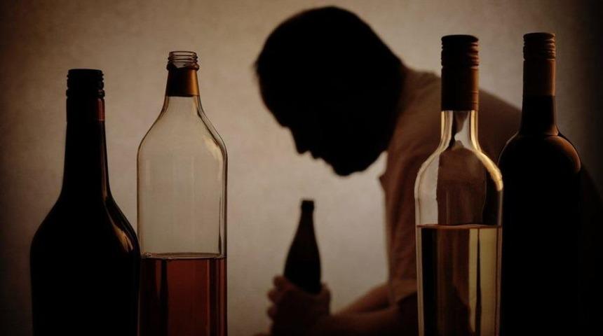 Alkol bitince &ccedil;amaşır suyu i&ccedil;ti!