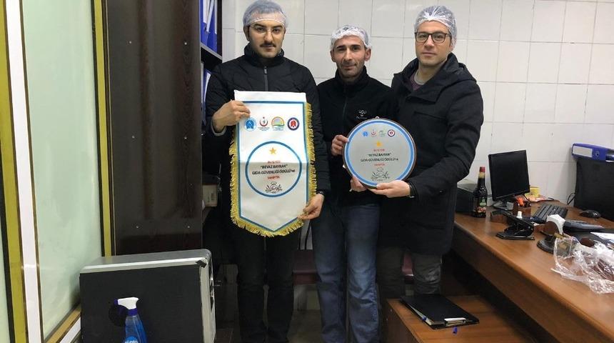 Hakkarili &ouml;rnek esnafa &ouml;d&uuml;l