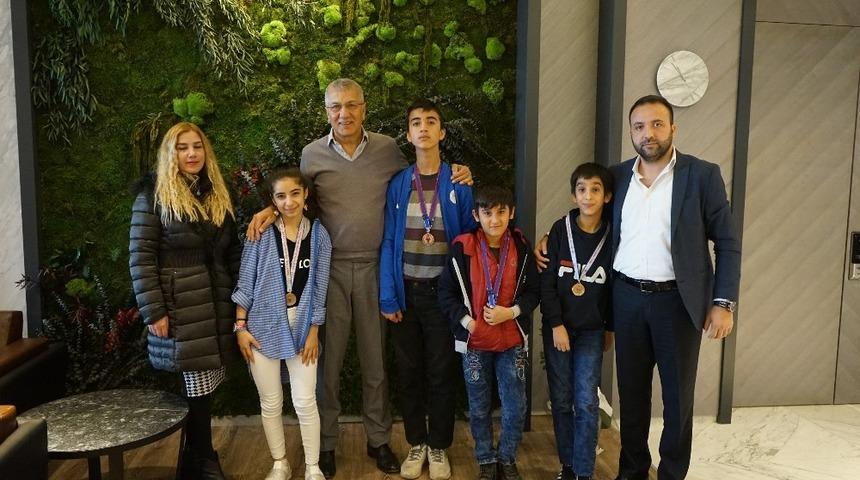 Şampiyon &ouml;zel sporculardan Başkan Tarhan&rsquo;a ziyaret