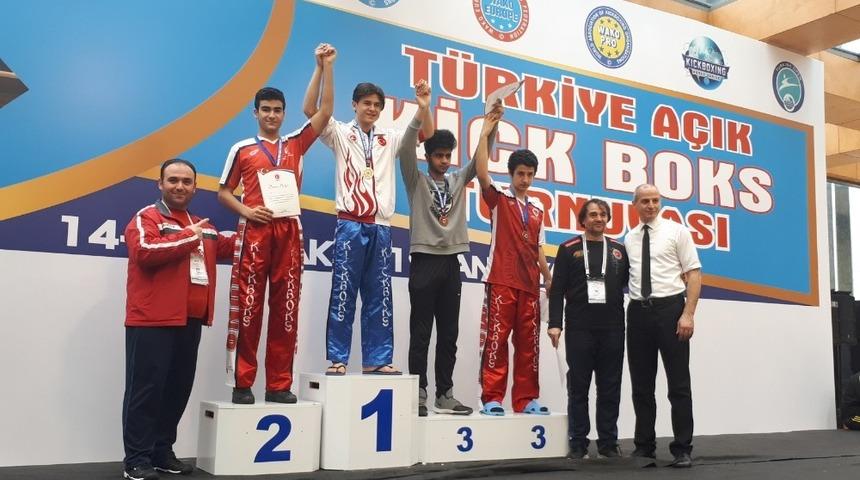 Kick Boksta 3 g&uuml;m&uuml;ş 1 bronz madalya