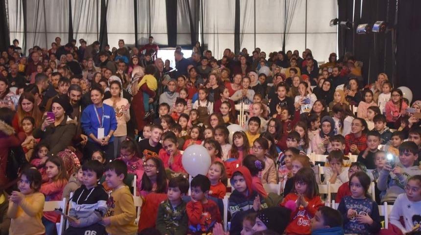 Aliağalı &ccedil;ocuklar, tiyatro ve sinema ş&ouml;leniyle eğleniyor