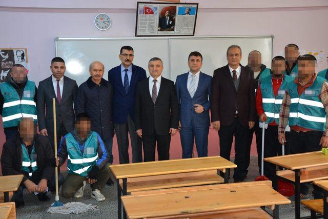 Silivri'de denetimli serbestlik altındaki hükümlüler okulları temizledi