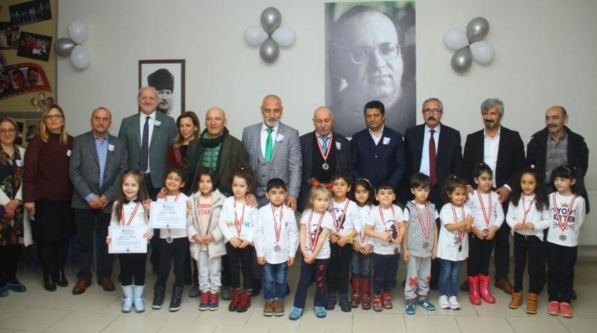 Kartallı minikler Uğur Mumcu&rsquo;yu satran&ccedil; turnuvasında andı