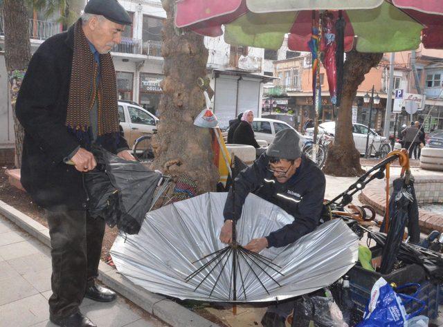 Şemsiye tamircisinin işleri arttı