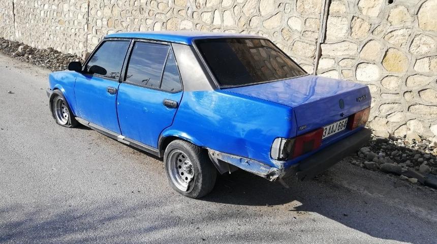 Yama&ccedil;tan yuvarlanan taşlar, araca zarar verdi