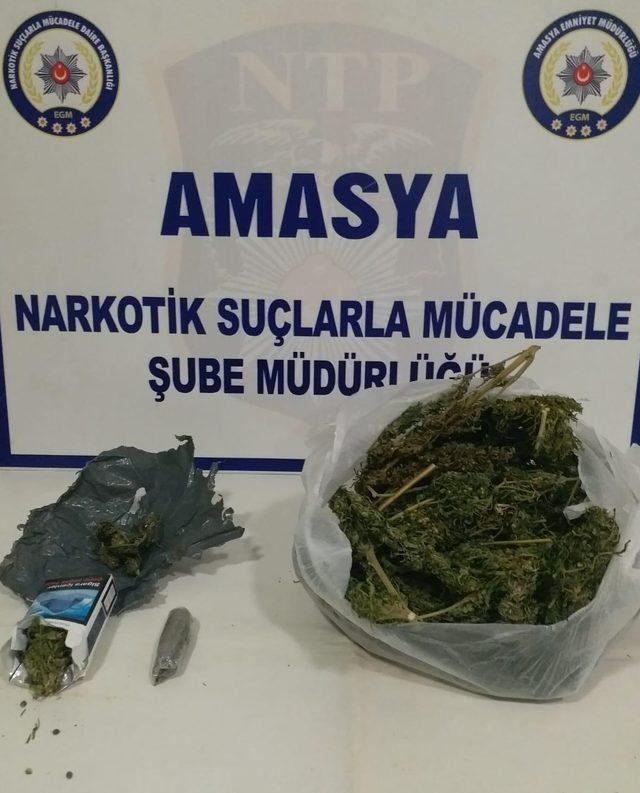 Amasya'da durdurulan otomobilde 340 gram esrar ele geçirildi: 2 gözaltı