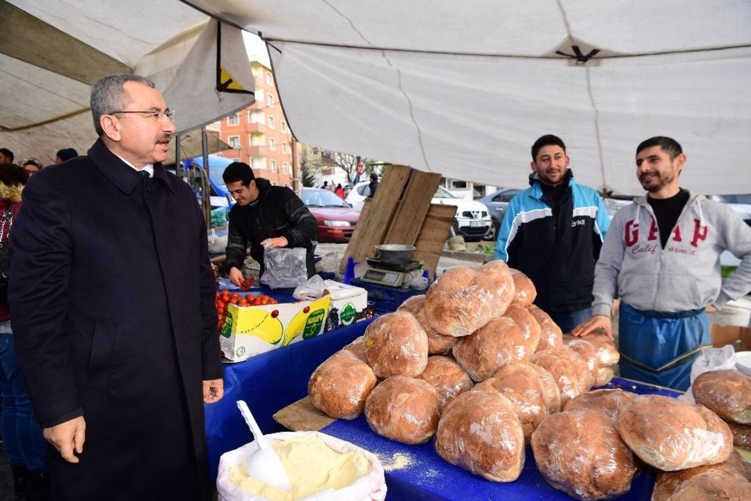Ataşehir Belediye Başkan Adayı İsmail Erdem semt pazarını gezdi