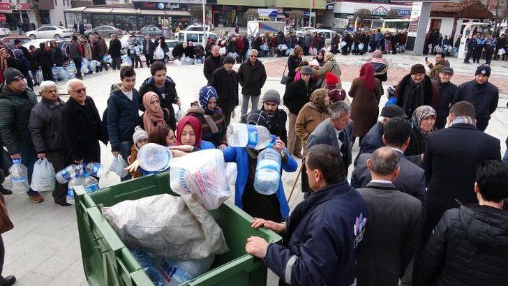 Duyan herkes oraya koştu! 11 bin 500 plastik şişe toplandı G3