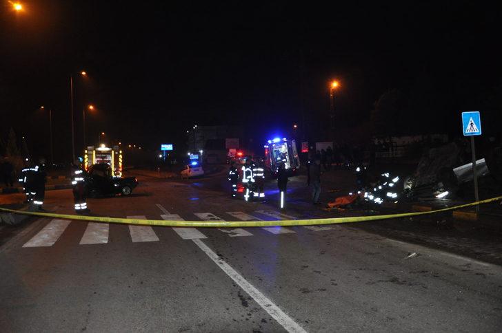 İki aracın arasında sıkıştı! Feci ölüm G1