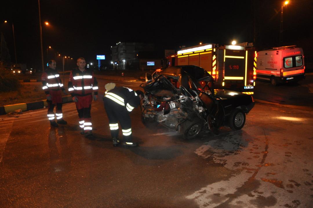 İki aracın arasında sıkıştı! Feci &ouml;l&uuml;m