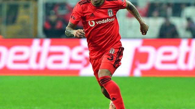 Beşiktaş'ta Adriano gitti geldi