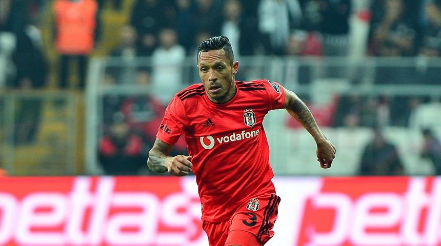 Beşiktaş'ta Adriano gitti geldi