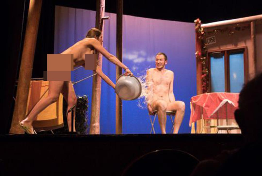 Bu salonda oyuncular da seyirciler de &ccedil;ıplak!