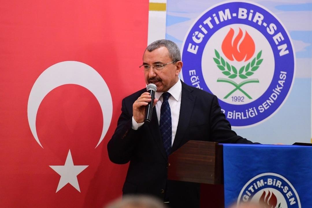 AK Parti Ataşehir Belediye Başkan adayı İsmail Erdem, &ldquo;Bug&uuml;ne kadar okullarımızdan gelen hi&ccedil;bir talebi geri &ccedil;evirmedik&rdquo;