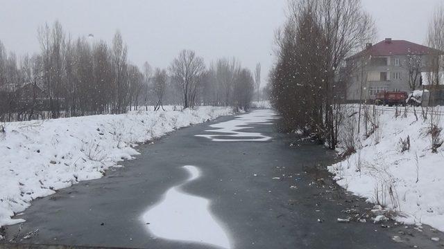 Muş’ta dereler dondu, ağaçlar buz kesti