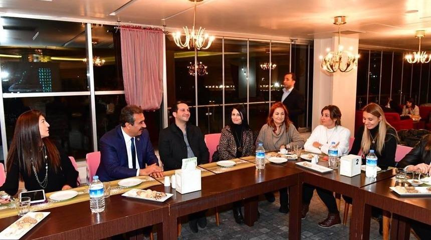 Başkan Soner &Ccedil;etin hayvanseverlerle buluştu