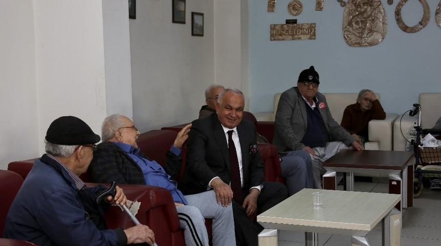 Başkan Tollu, huzurevi sakinleriyle bir araya geldi