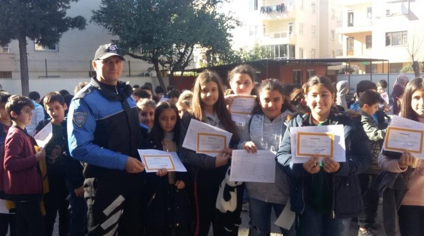 Antalya polisi, karne t&ouml;renlerinde &ouml;ğrencileri yalnız bırakmadı