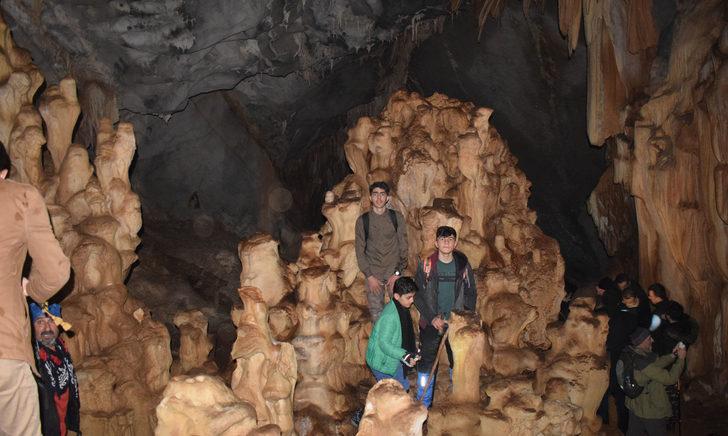 Hakkari'de öğrencilerin keşfettiği mağaranın bölgede bir benzeri daha yok G5