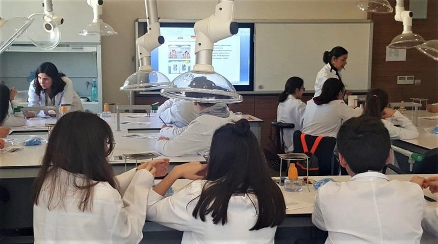 &ldquo;Deneylerle 8&rsquo;inci sınıf at&ouml;lye &ccedil;alışmaları&rdquo; etkinliğine yoğun ilgi