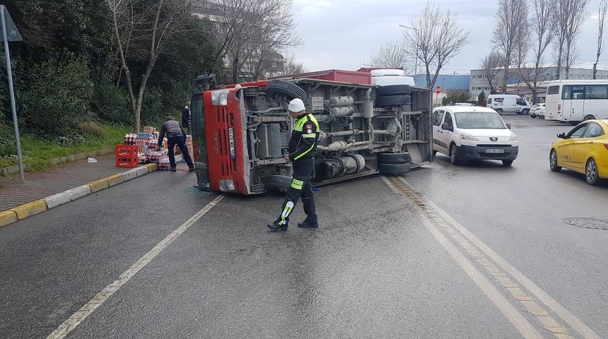 Avcılar'da meşrubat yüklü kamyon devrildi!