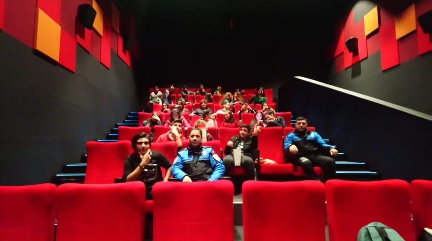 Antalya polisi  &ouml;ğrencilerle bir araya geldi