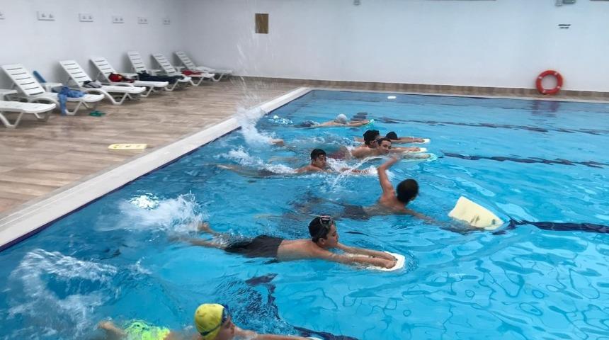 Elmalı kapalı y&uuml;zme havuzu, 2 bin vatandaşı ağırladı