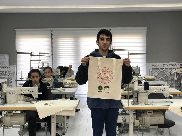 Engelli öğrenciler 'Sıfır Atık' için bez çanta üretiyor