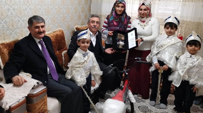 Başkan &Ccedil;etin ve AK Parti adayı Yılmaz s&uuml;nnet olan &ccedil;ocukları ziyaret etti