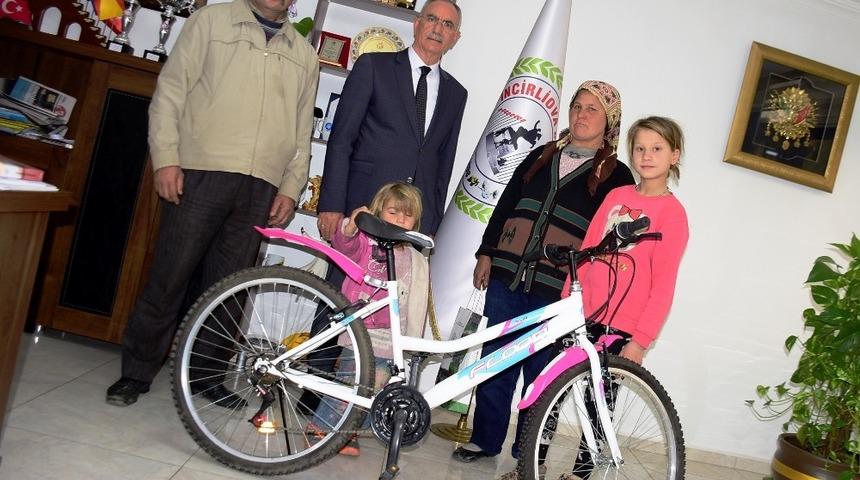 Başkan Kale’den Zeynep’e bisiklet