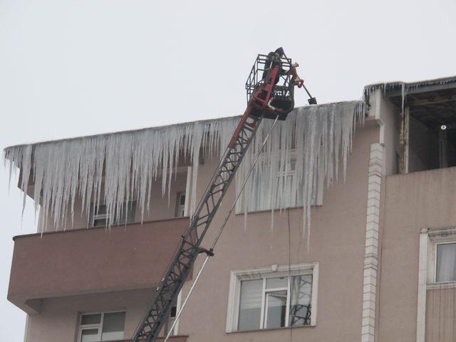 Ağrı'da buz kırma ekibi görev başında