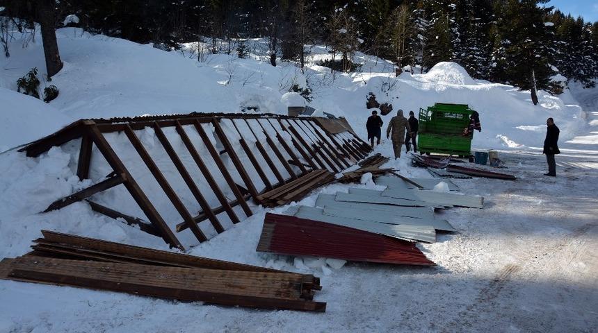 Yıkılan pazar yeri onarılıyor