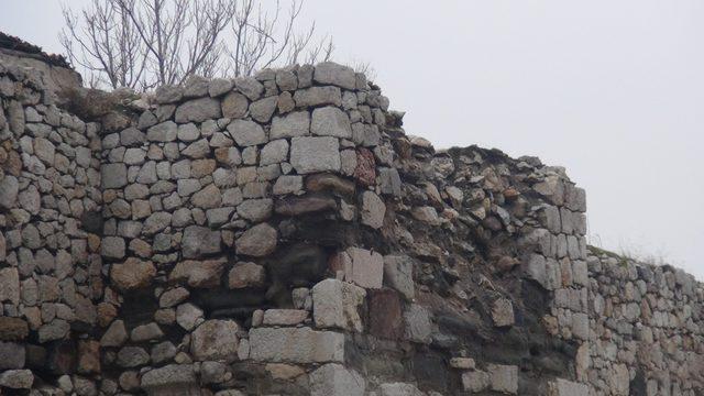 Çorum Kalesi surlarından düşen kaya parçaları korkutuyor