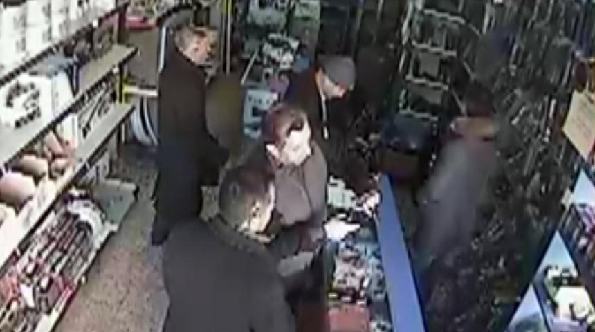 Hırsız dede g&uuml;venlik kamerasına yakalandı