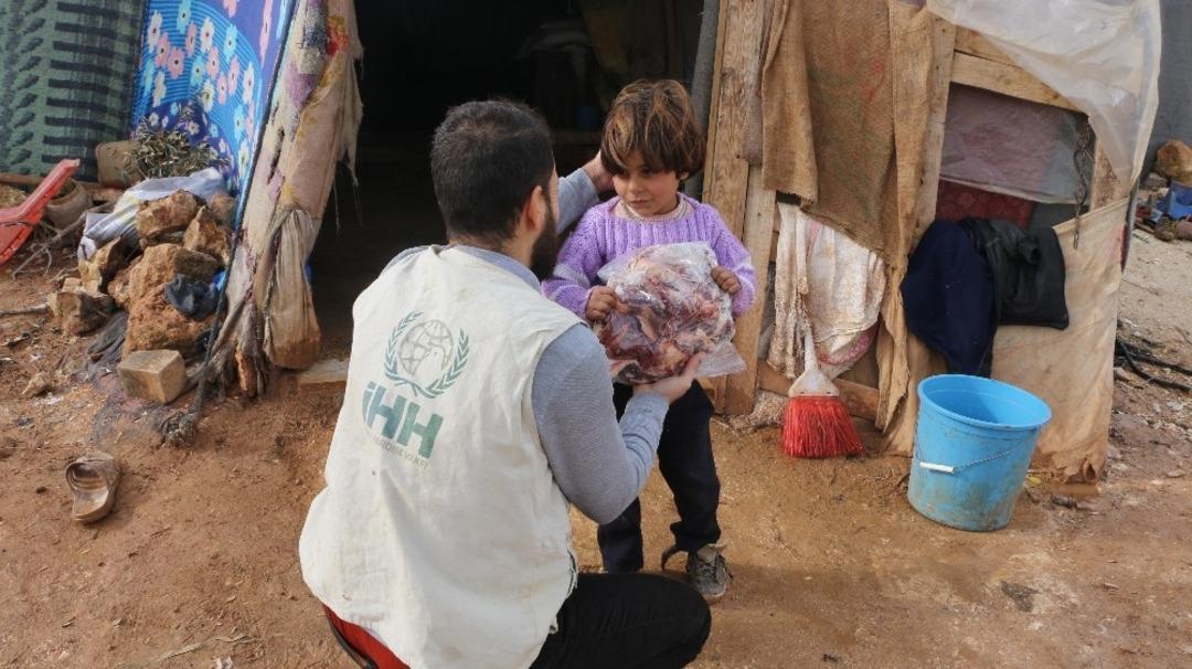 Suriye&rsquo;deki yetim ailelerine et yardımı